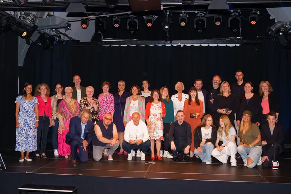 Gruppenfoto der Redner auf der Bühne