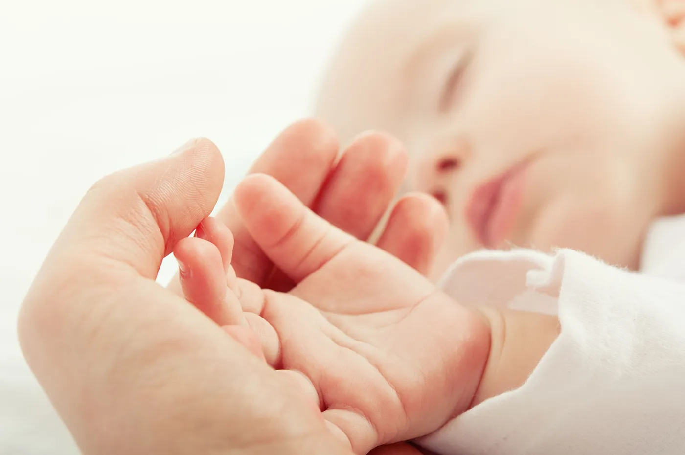 Babyhand hält den Finger eines Elternteils