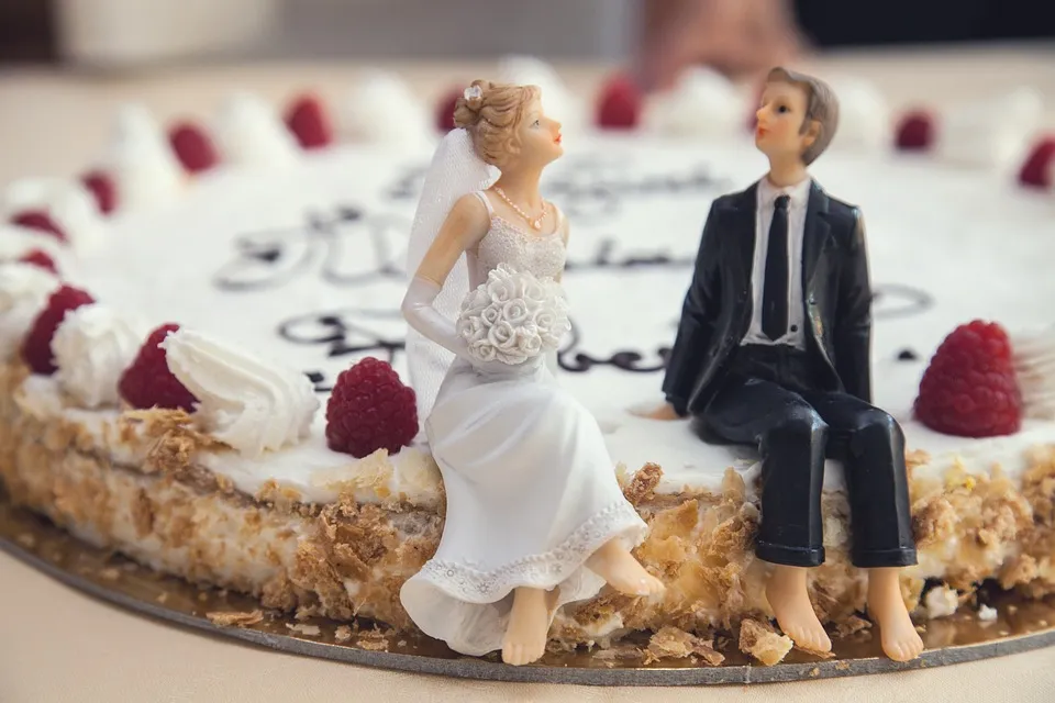 Hochzeitstorte mit Brautpaar-Figuren